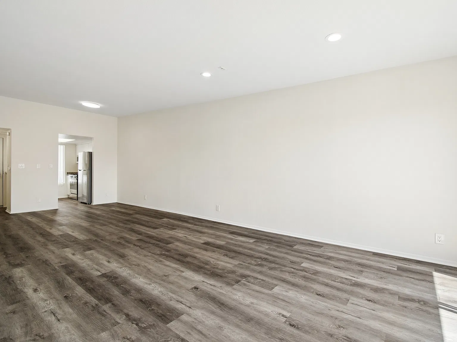 870 Crenshaw — Photo 4
