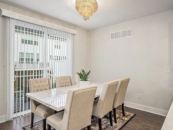 5th image of 214 Iris Ln