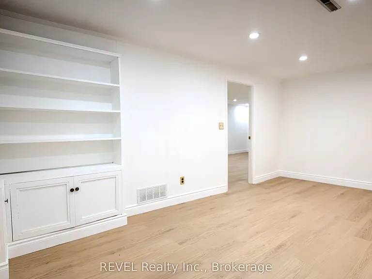 19 Woodington Cres — Photo 25