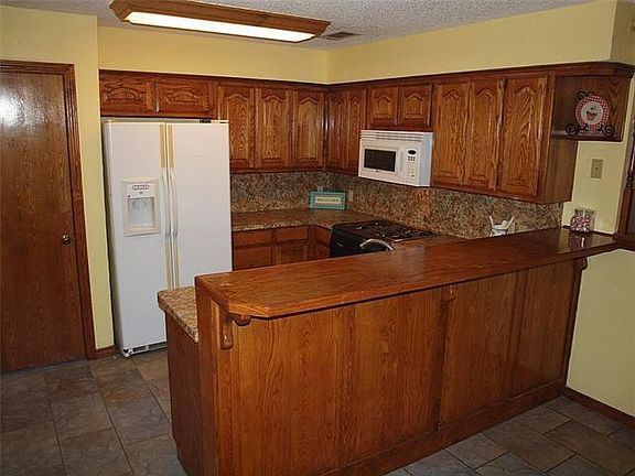 2nd image of 1022 Caprice Dr