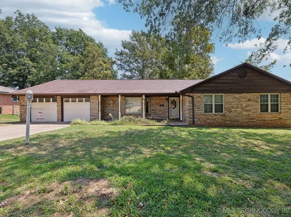 17 S Meadowhill Dr, Bristow, OK 74010