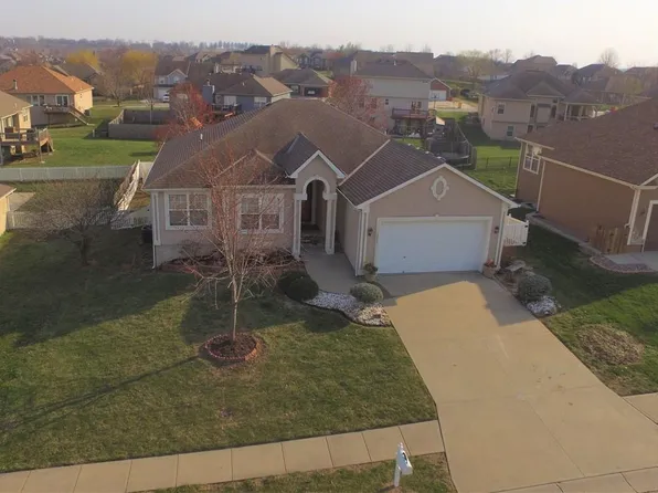 1209 SW 7th St, Oak Grove, MO 64075