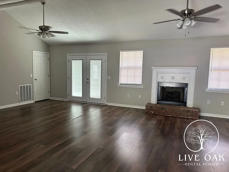 2323 Rowe St — Photo 2