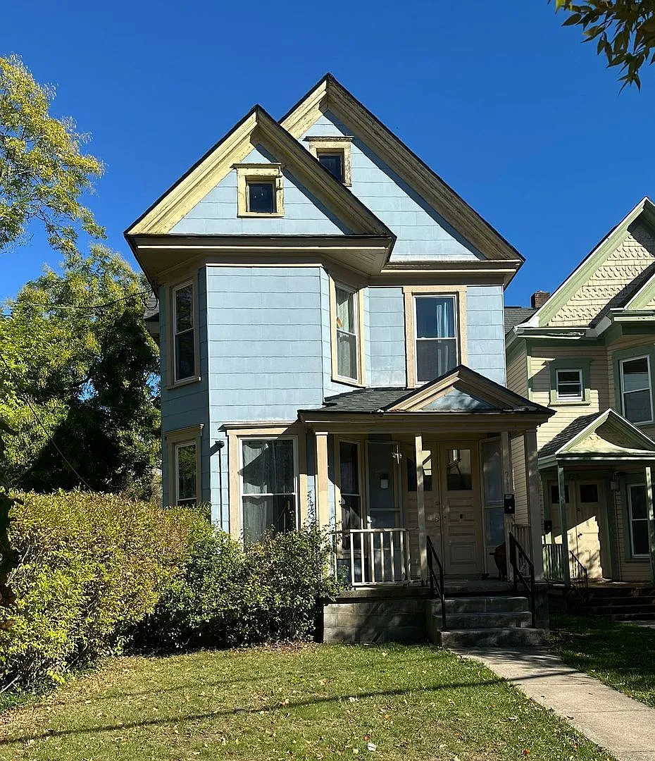 711 S Beech - Available 6/1/27 - Two Story House With Hardwoods, Porch And 1st Floor Study — Photo 1