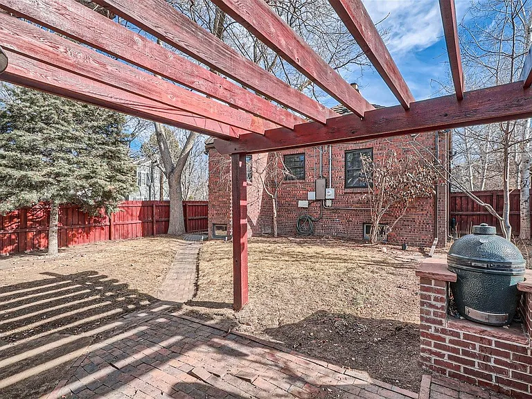 695 Ash St — Photo 27