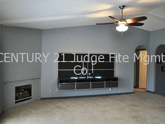 4th image of 2135 Crockett Dr