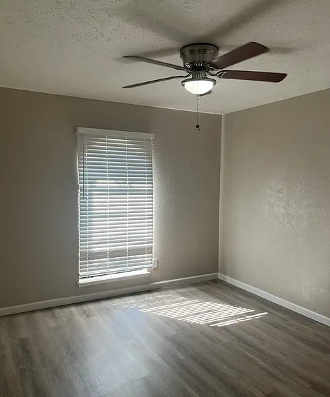 916 Hawthorne Dr — Photo 11