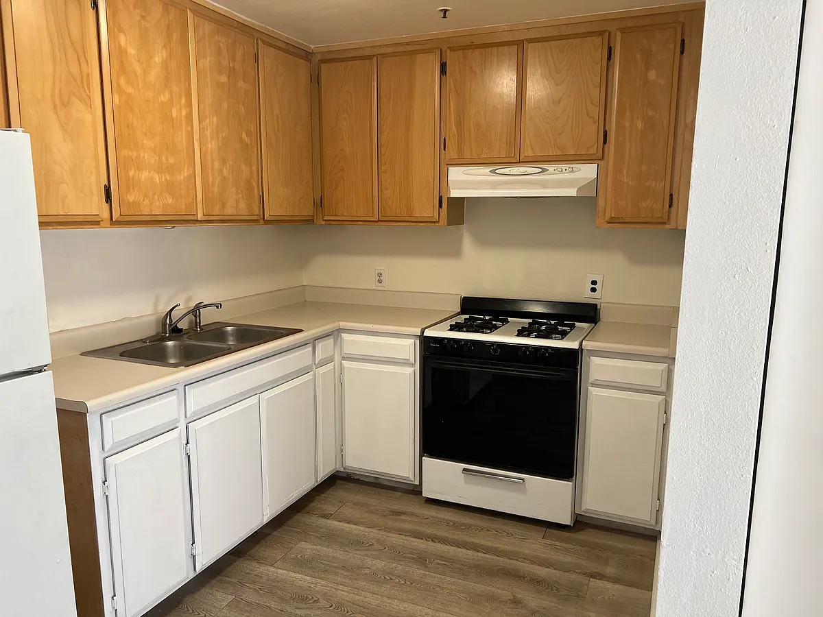 Building Photo - 1580 Yosemite Ave #106