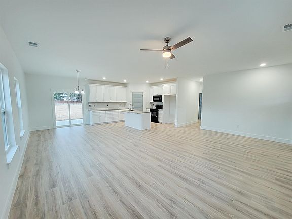 5th image of 221 Essex Dr
