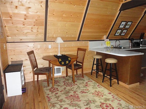 3rd image of 123 Mount Rainier Dr