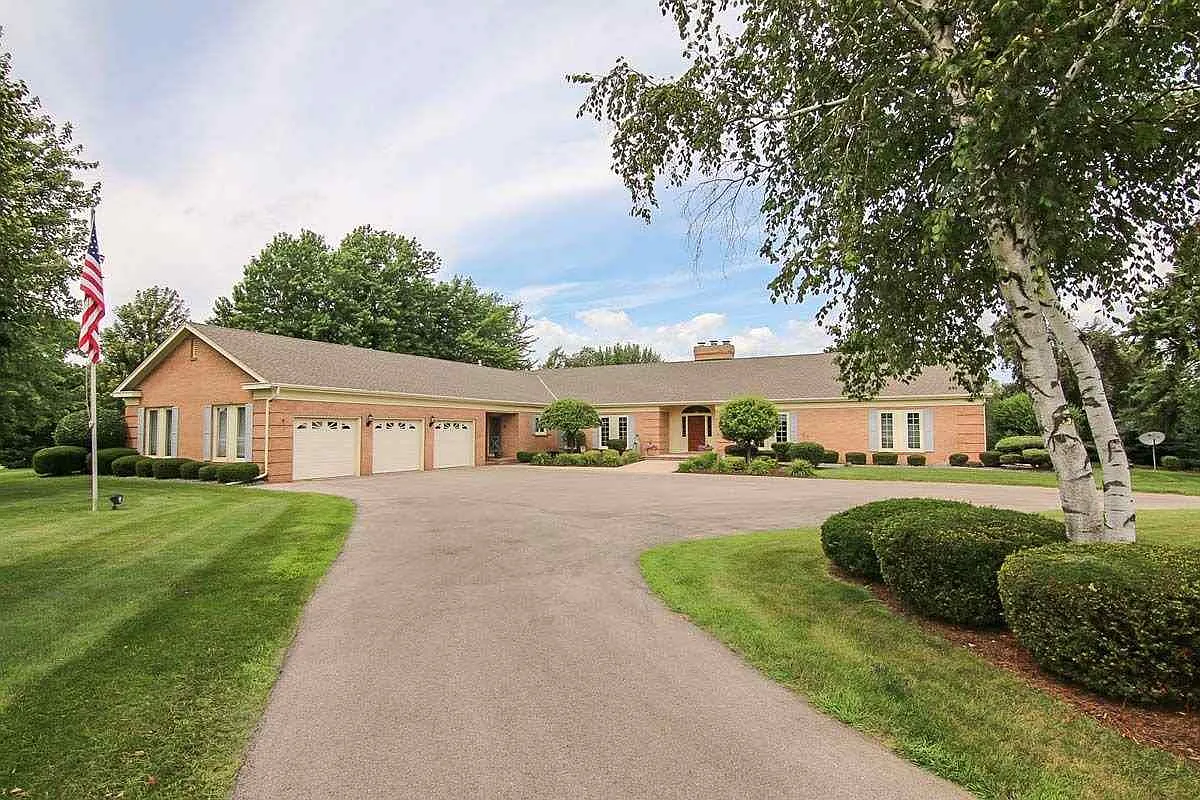 1819 Scott Cir photo 1