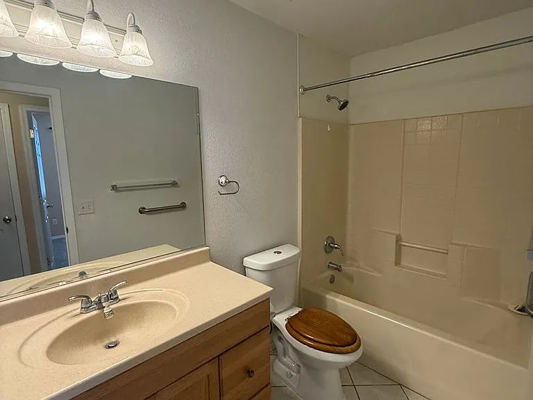 3468 Calumet Ave — Photo 7