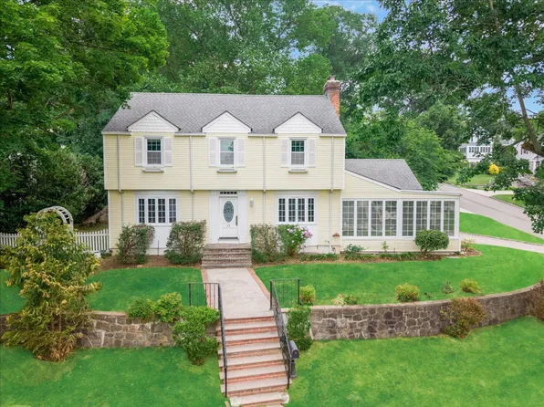 17 Pinewood Rd, Manhasset, NY 11030