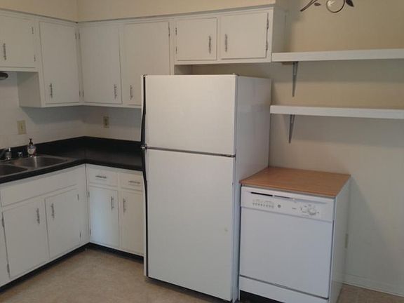 5th image of 3458 Lansdowne Dr #B