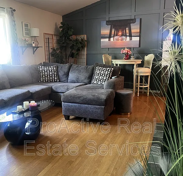 608 Charlton Dr — Photo 3