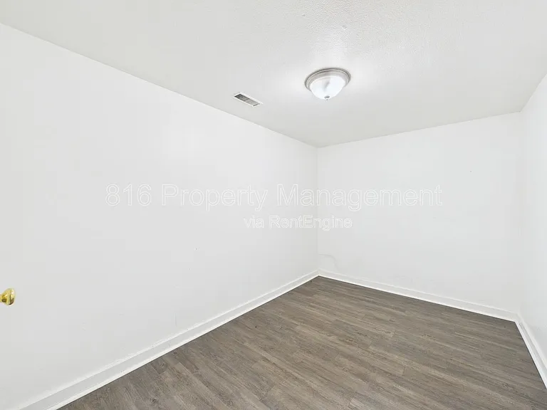 639 S Crysler Ave #E — Photo 8