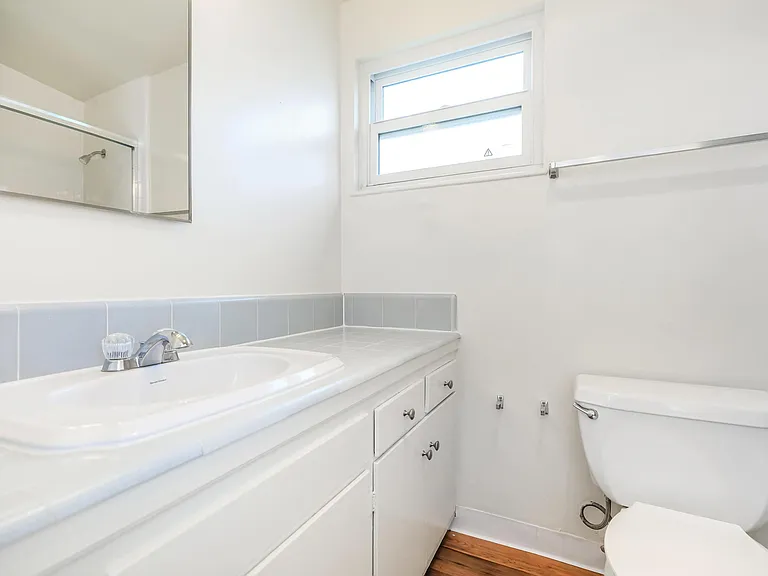 Sea Breeze Beach Apartments — Photo 26