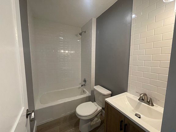 5th image of 3233 Park View Blvd