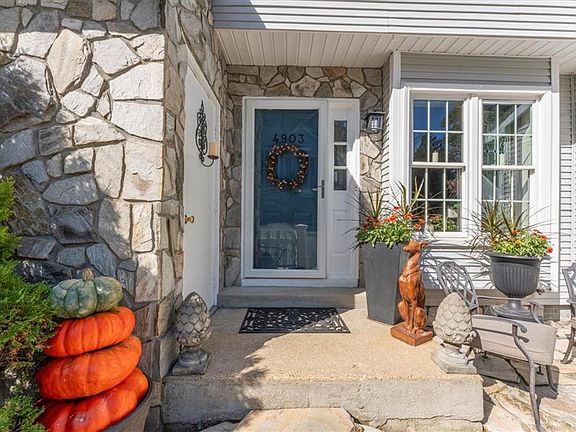 3rd image of 4903 Abbotsford Mews