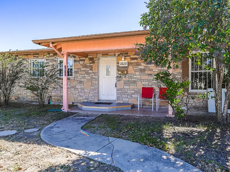 2622 W Summit Ave — Photo 2