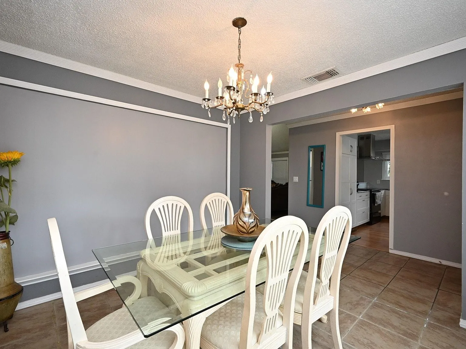 3 bed, 2.0 bath, 2161 sqft, $1,850 — Photo 2