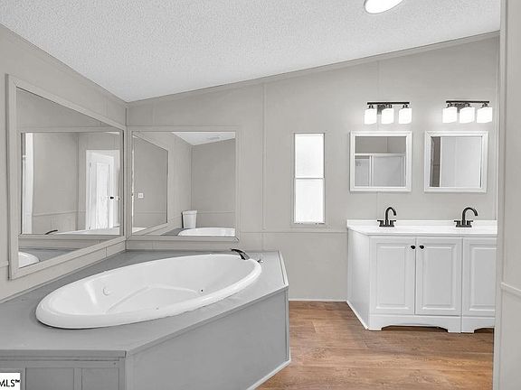 3rd image of 4 Riverbreeze Rd