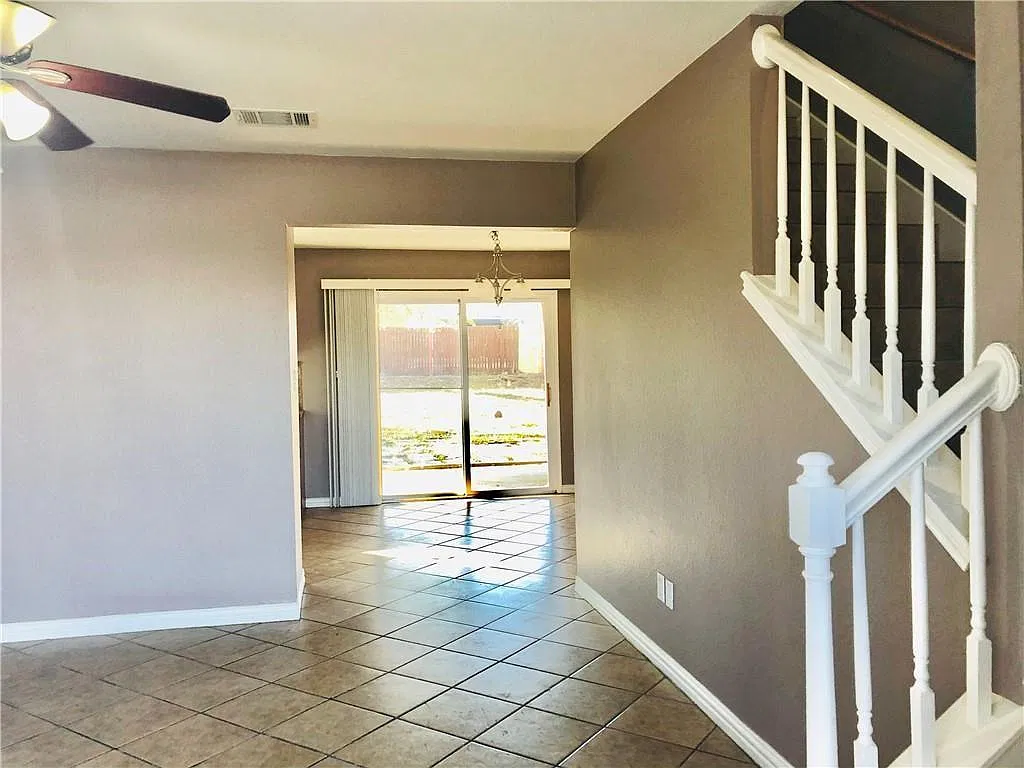 4 bed, 2.5 bath, 1509 sqft, $1,900 — Photo 2