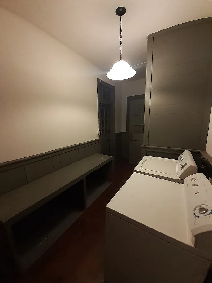 212 Locust St - Front Apartment — Photo 4