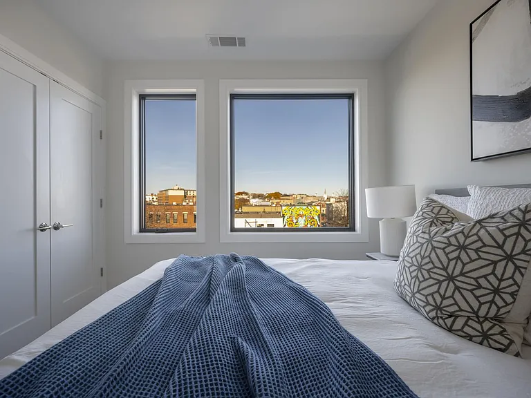 ONE52 - Luxury Apartments — Photo 6