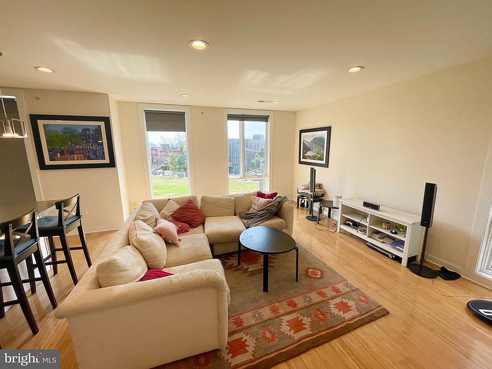 1st image of 1834-36 Vineyard St #27