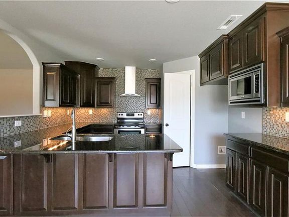 4th image of 1802 W Brooks Pl