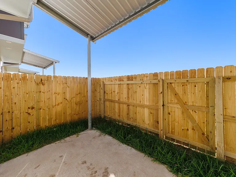 105 Firethorn Dr — Photo 16
