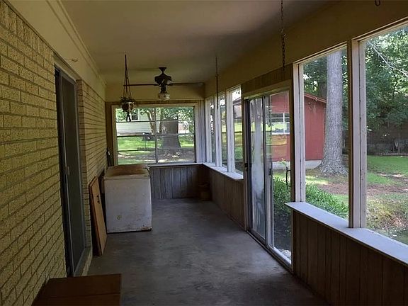 3rd image of 921 Willow St