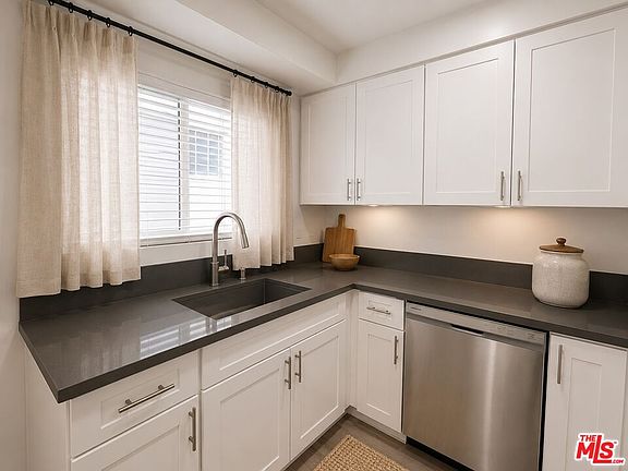 5th image of 228 S Mariposa Ave APT 2