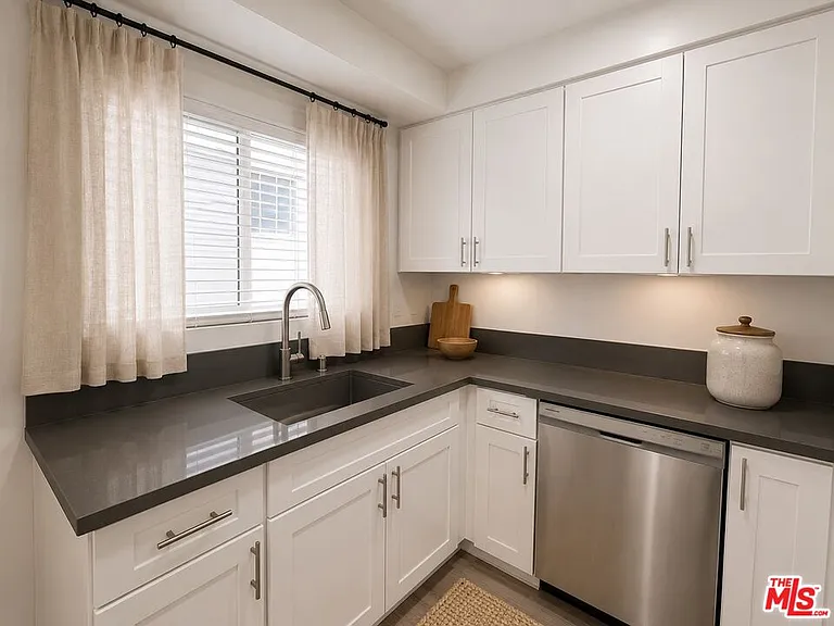 228 S Mariposa Ave #2 — Photo 5