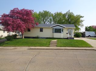 305 Division St NW, Mandan, ND 58554