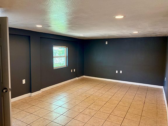 4th image of 4817 Avenue Q 1/2