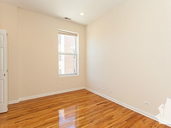 5th image of 2450 N Southport Ave #302X