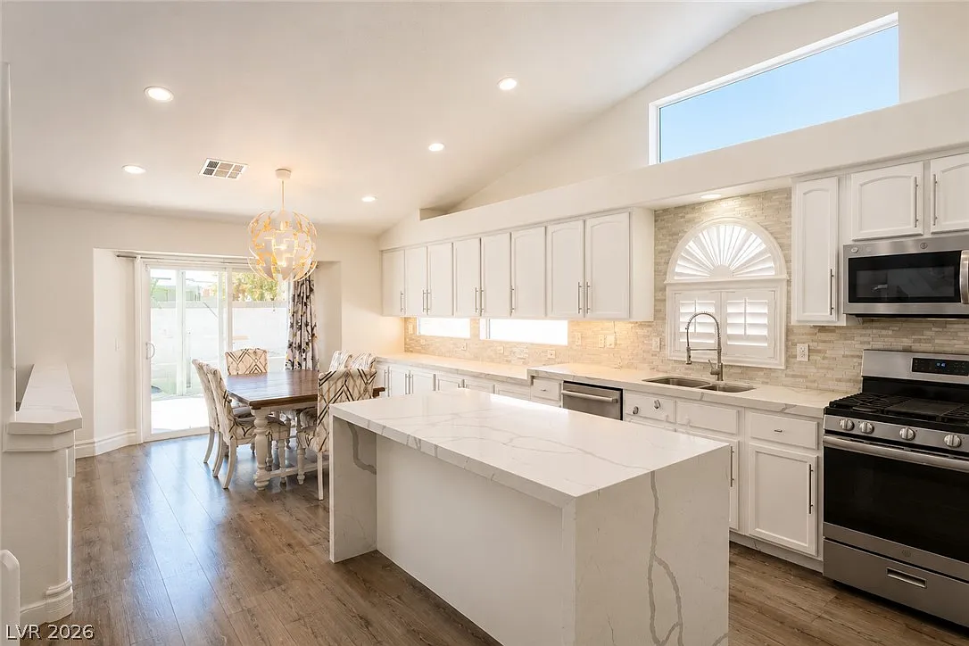 4 bed, 3.0 bath, 1959 sqft, $3,490 — Photo 4