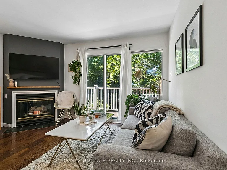 660 Wellington St W #C — Photo 4