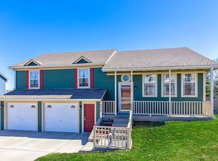 404 Maple Ct, Lansing, KS 66043