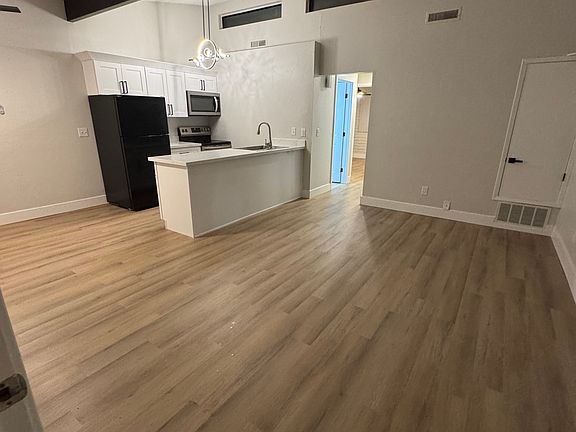 2nd image of 569 Campbell St APT D