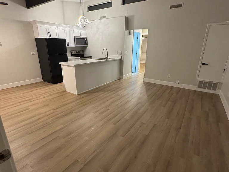 569 Campbell St #D — Photo 2