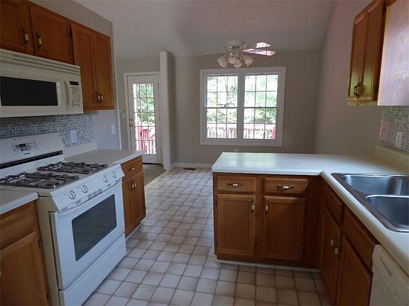 5th image of 207 Eagle Glen Ct