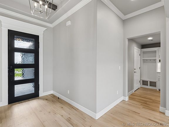 4th image of 103 E 165th St S