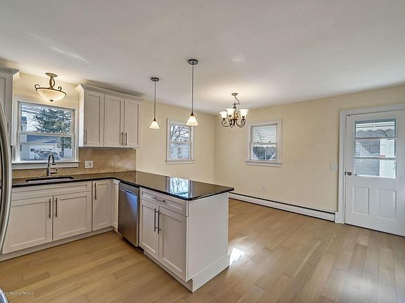 5th image of 611 Dow Ave