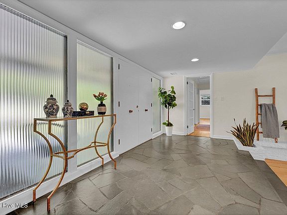 5th image of 1810 Hawthorne Road