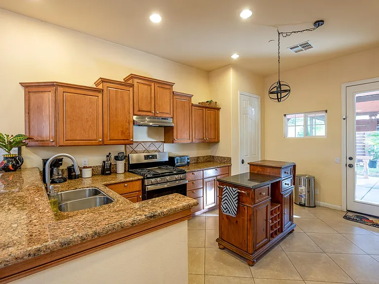 4980 Surrey Ct — Photo 49