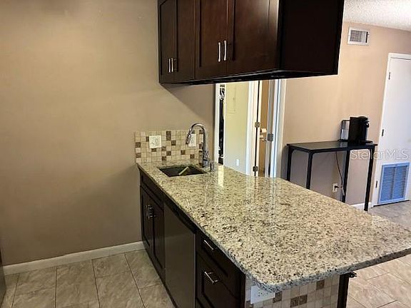 4th image of 3806 N OAK DRIVE #V21