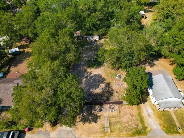 216 S 3rd St, Bonham, TX 75418